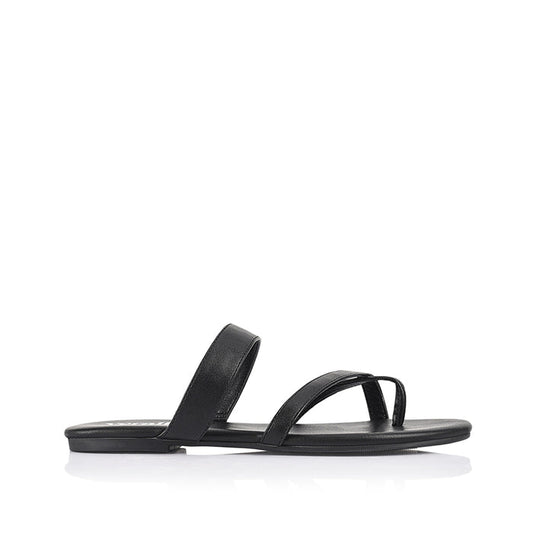 Women's black flat sandal with crossover straps and toe ring